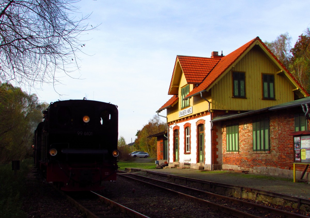 Im Rahmen eines Fotowochenende fuhr am 18.10.14 die 99 6101 mit einem Fotozug von Quedlinburg über Gernrode-Alexisbad-Silberhütte-Stiege nach Hasselfelde und zurück.
Hier durchfährt sie den Bahnhof Straßberg