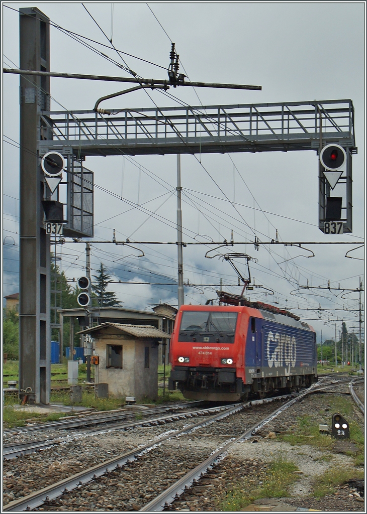 Im RoLa-Verkehr von Freiburg im Breisgau nach Novara wird jeweils in Domodossola die BLS Wecchselstromlok Re 485 durch eine SBB Cargo Re 474 oder Re 484 gewechselt. Das intressante, mitunter recht lange Schauspiel kann gut vom Bahnsteig aus verfolgt werden: 
Nachdem die BLS Re 484 mit ihrer Rola längere Zeit in Varzo stand ist sie nun in Domodossla eingetroffen und die ablösende Re 474 014 beginnt mit dem Lokwechsel. 
2. Juli 2014