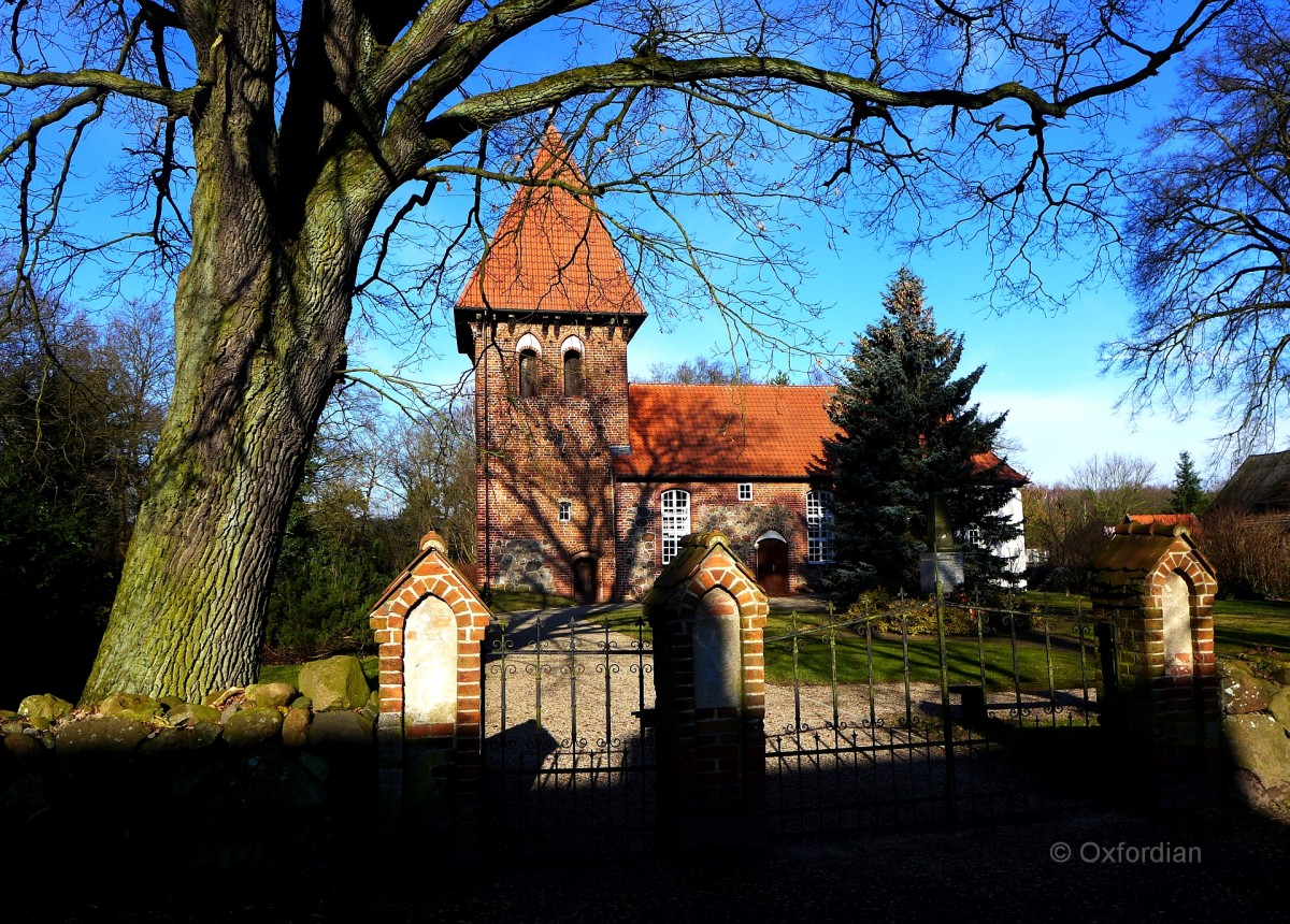 Im Rundlingsdorf Zebelin, zugehörig der Samtgemeinde Waddeweitz, findet sich diese Evangelische Kirche. Etwa im 13. Jahrhundert erbaut als Feldsteinkirche. Die Einwohnerzahl von Zebelin liegt etwa bei 80 Menschen.