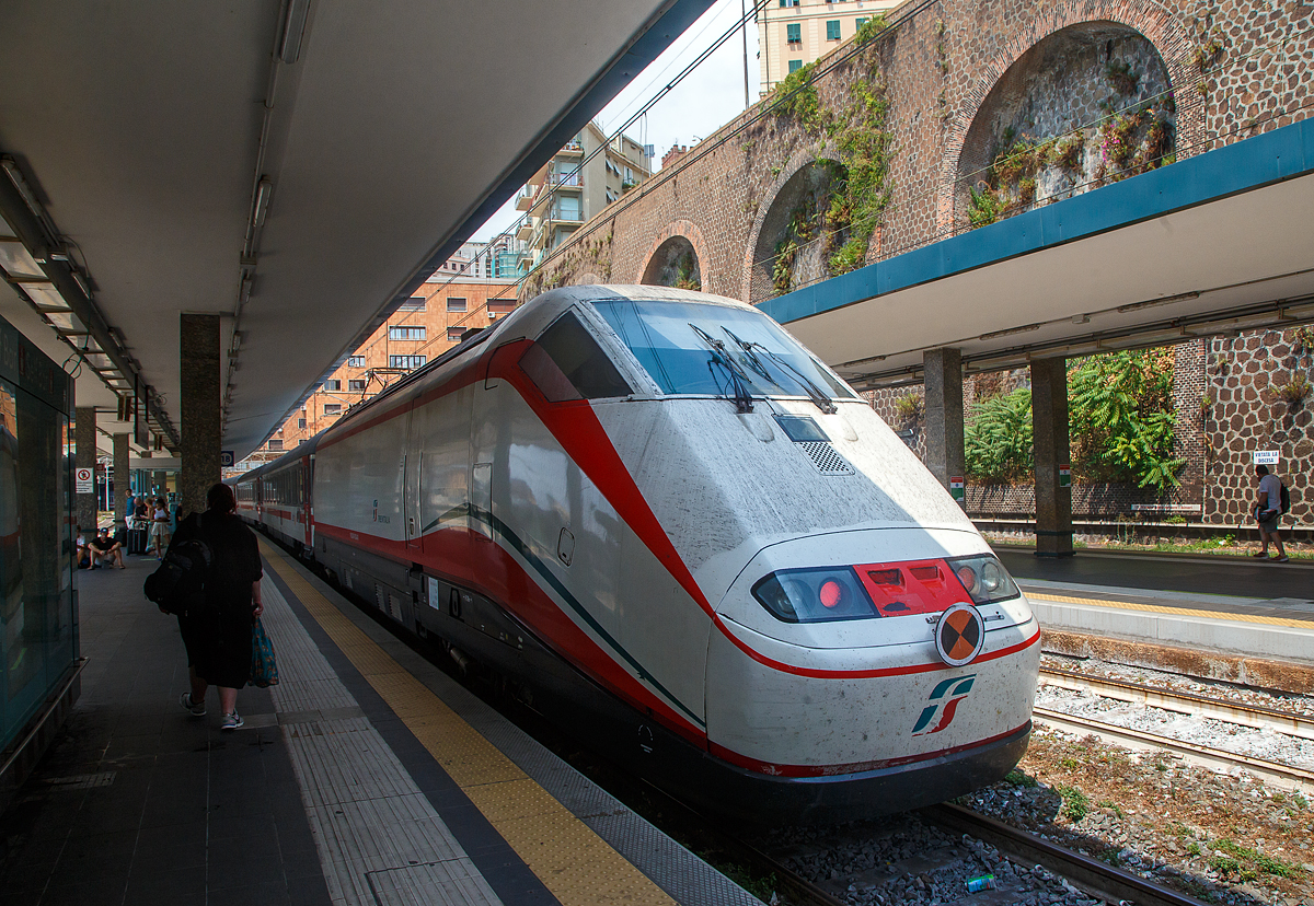 Im Sandwich zweier E.414 (ehemalige Triebköpfe E.404 A der ersten ETR 500 – Monotensione) verlässt am 23.07.2022 der Trenitalia InterCity IC 666 (La Spezia Centrale - Milano Centrale) den Bahnhof Genua / Genova Piazza Principe.

Wir fuhren Levanto bis Genova mit und genossen die Ausblicke auf die Italienische Riviera. Dieser Zug ist wie die anderen italienischen Fernzüge Reservierungspflichtig.
