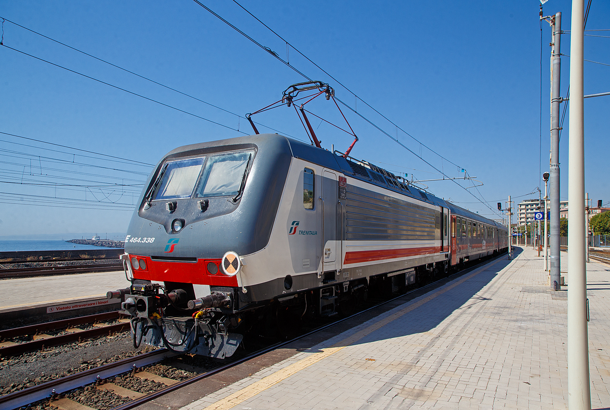 Im Sandwich zweier E.464 (gefhrt von der E.464.217, geschoben von der E.464.338) verlsst der Trenitalia InterCity Notte ICN 1959, von Roma Termini nach Syrakus (Siracusa), den Bahnhof Catania Centrale und fhrt weiter in Richtung Syrakus.