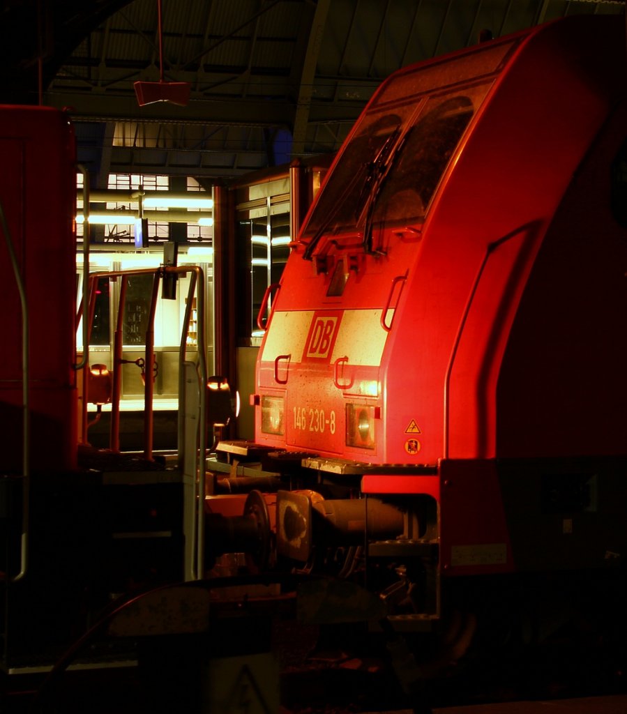 Im Scheinwerferlicht...146 230-8...Karlsruhe Hbf, 1.6.2012.