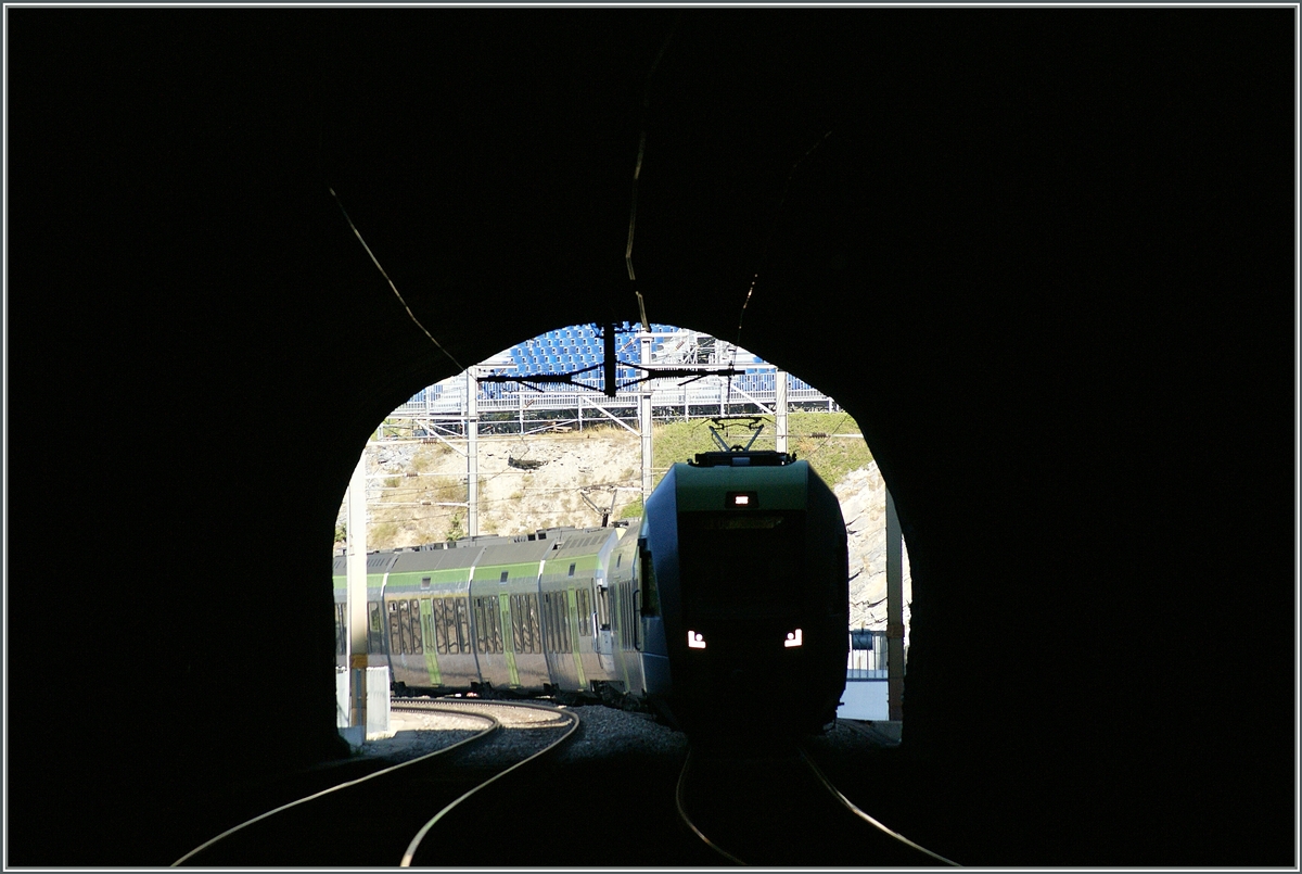 Im Schluchi-Tunnel befindet sich zumindest die Spitze des  Lötschbergers , welcher von Bern kommend heute bis Domodossola fahren wird. 
