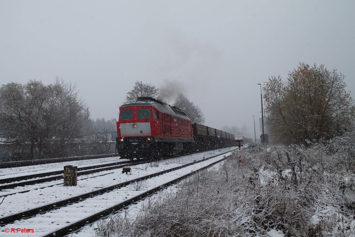 Im Schneegestöber macht sich 232 201-4 in Pechbrunn an die Arbeit um den Schotterzug 62720 nach Nürnberg zu befüllen und zusammen zu rangieren. 11.11.16 Grüße an dieser Stelle auch nochmal an den TF und Wagenmeister/Rangiermeister ;) Sehr freundliches Personal 