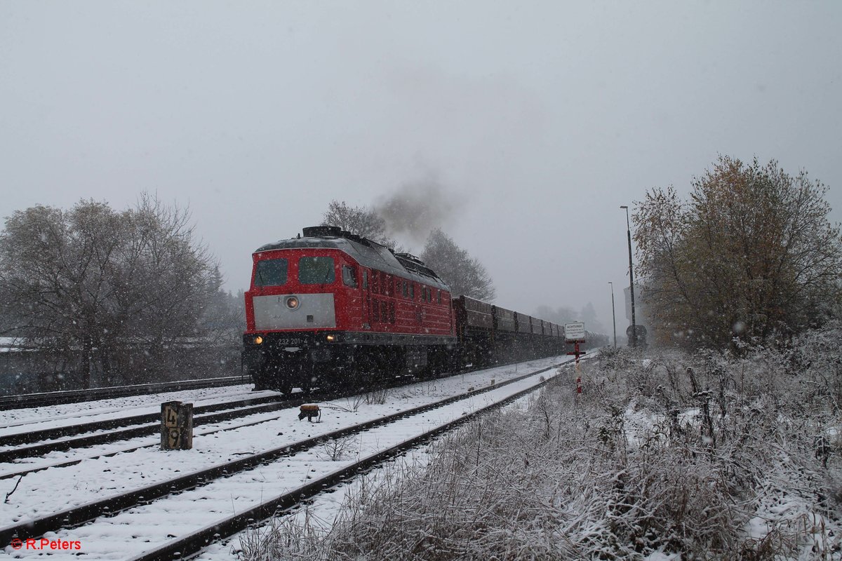 Im Schneegestöber macht sich 232 201-4 in Pechbrunn an die Arbeit um den Schotterzug 62720 nach Nürnberg zu befüllen und zusammen zu rangieren. 11.11.16 Grüße an dieser Stelle auch nochmal an den TF und Wagenmeister/Rangiermeister ;) Sehr freundliches Personal 