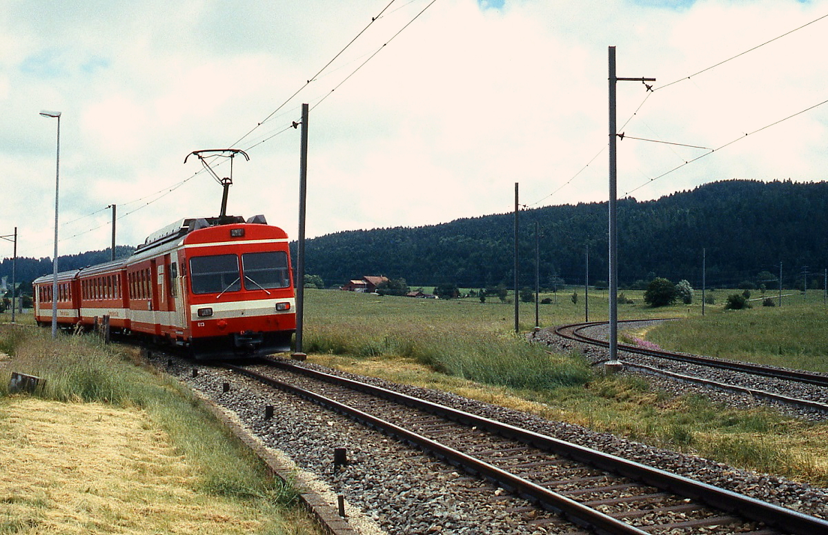 Im Sommer 1997 verlt BDe 4/4 613 Le Noirmont in Richtung Glovelier, rechts geht es nach Tavannes