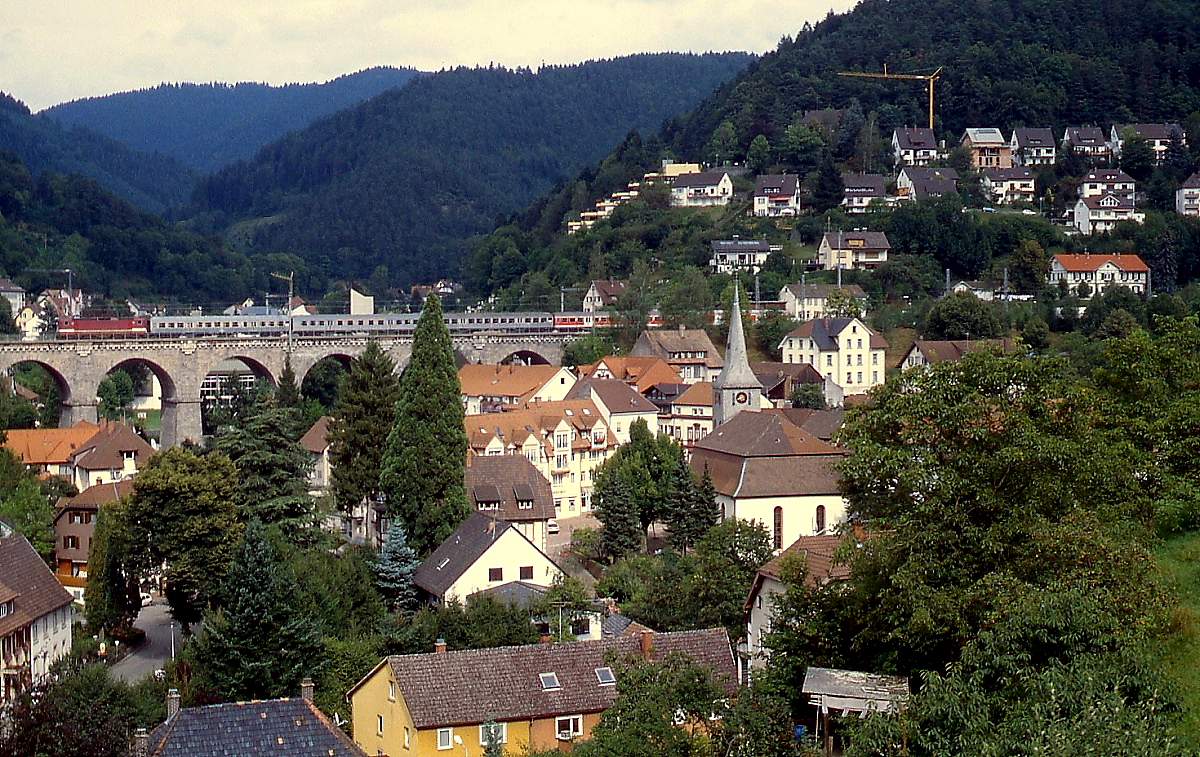 Im Sommer 1998 überquert eine 143 den Hornberger Viadukt