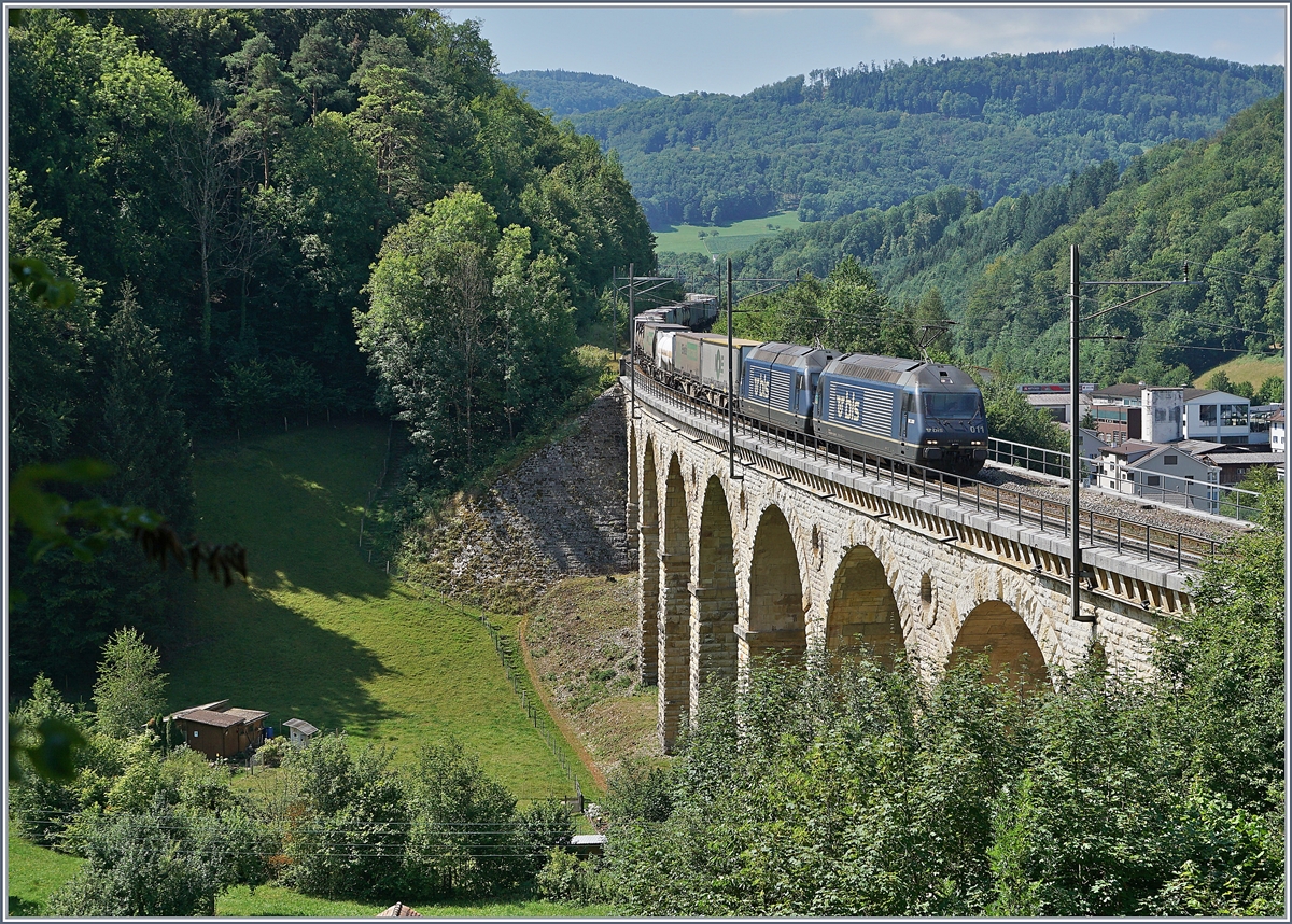 Im Sommer 2018 standen unter anderem auch auf der Hauensteinlinie Baumassnahmen an, so dass die  Alte Hauensteinlinie  in den Genuss von Umleitungsverkehr kam: Zwei BLS Re 465 sind bei 
Rümlingen auf den Weg in Richtung Basel. 

18. Juli 2018