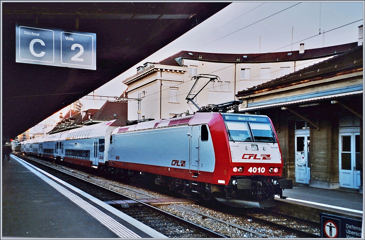 Im Spätherbst 2005 machte die BLS mit CFL Doppelstockzüge im Plandienst praktische Versuche der Doppelstockzüge auf der S1 Thun-Bern Fribourg in deren Folge ja dann die BLS RABe 515 bestellt und auf dieser Strecke in eingesetzt werden. 

Das qualitativ leider wenig überzeugende Bild zeigt die CFL 4010 mit ihrem Doppelstockzug  beim Wenden in Fribourg.

im November 2005