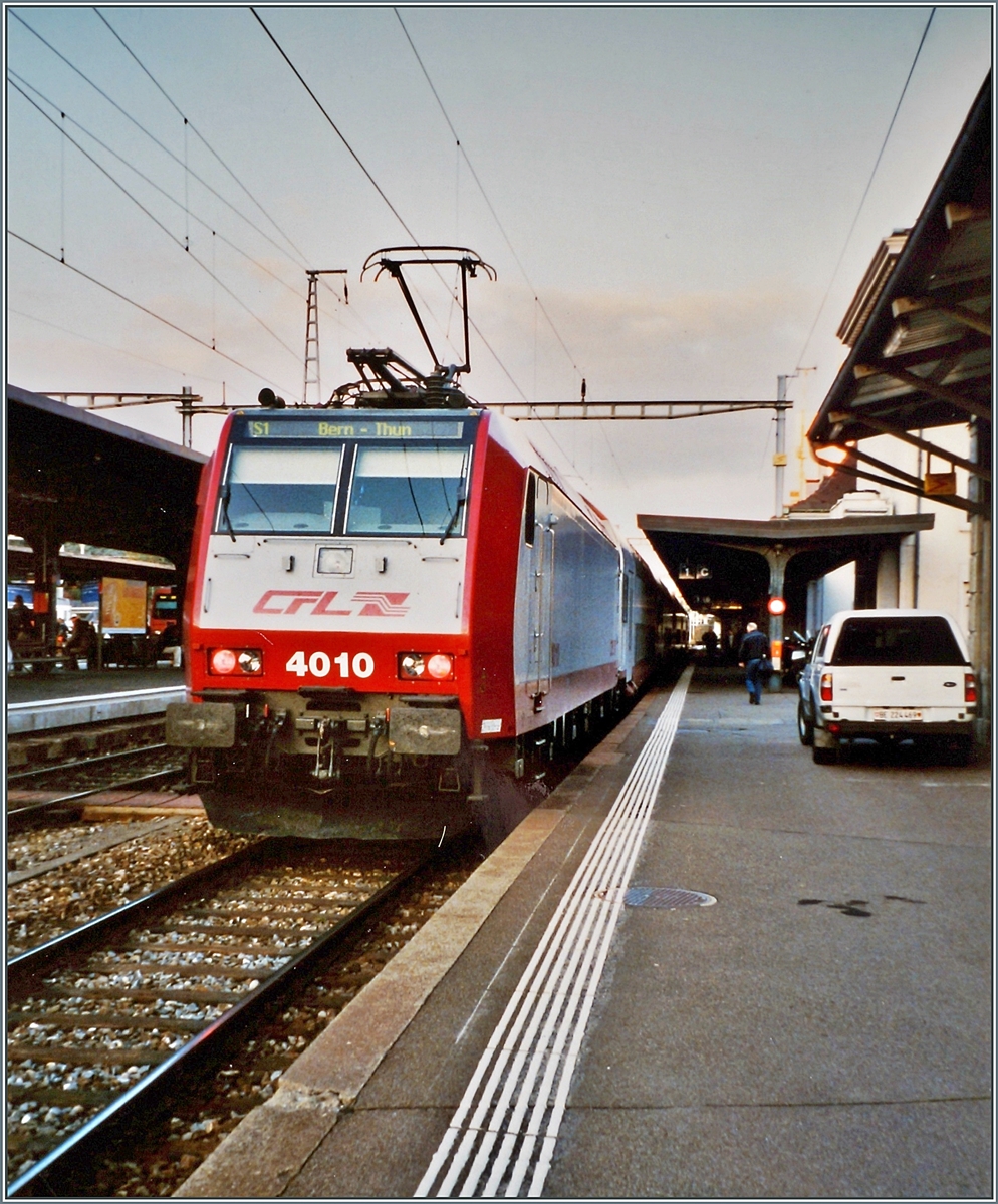 Im Sptherbst 2005 machte die BLS mit CFL Doppelstockzge im Plandienst praktische Versuche der Doppelstockzge auf der S1 Thun-Bern Fribourg in deren Folge ja dann die BLS RABe 515 bestellt und auf dieser Strecke in eingesetzt werden. 

Das qualitativ nicht ganz berzeugende Bild zeigt die CFL 4010 mit ihrem Doppelstockzug beim Wenden in Fribourg. 

Im November 2005