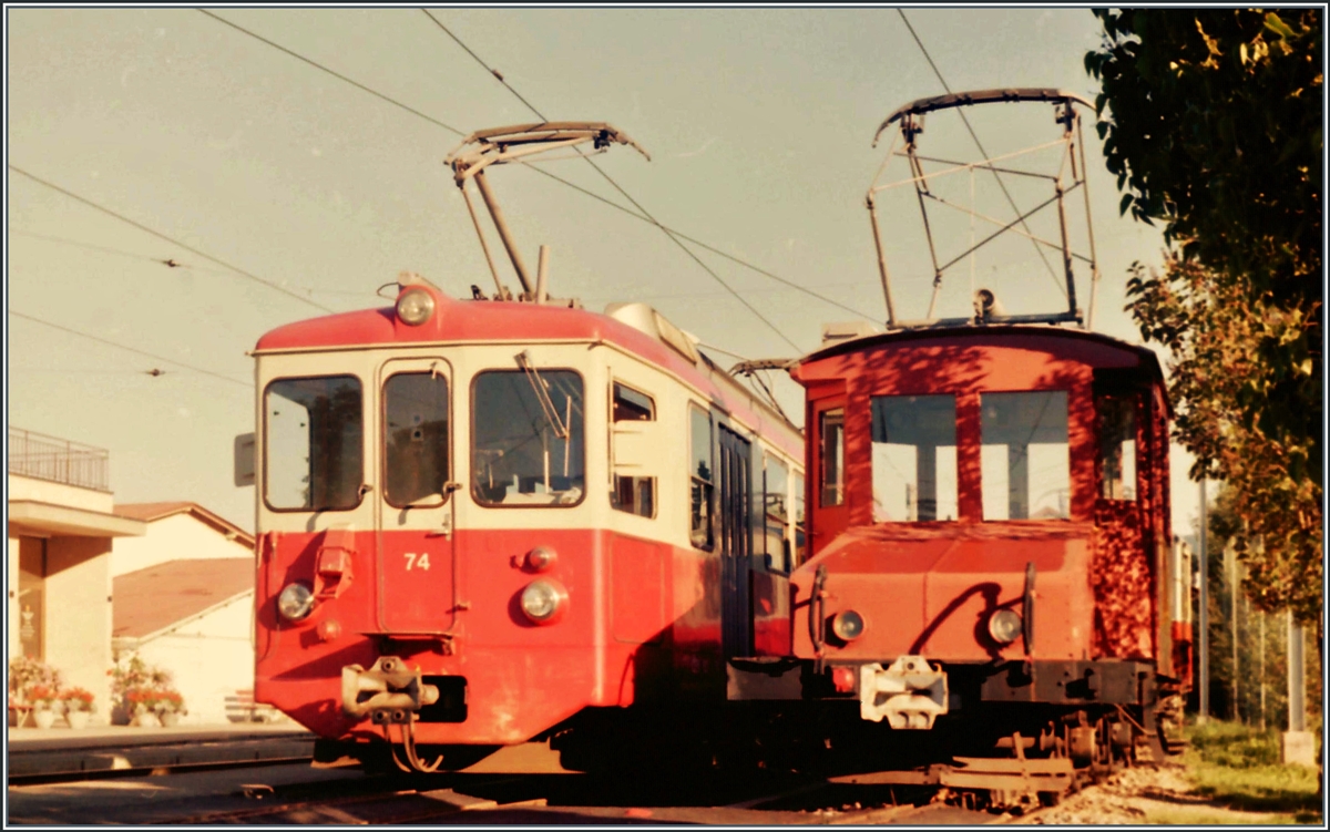 Im Spätsommer 1985 stehen der CEV BDeh 2/4 74 und Te 82 in Blonay. 

Analogbild vom August 1985