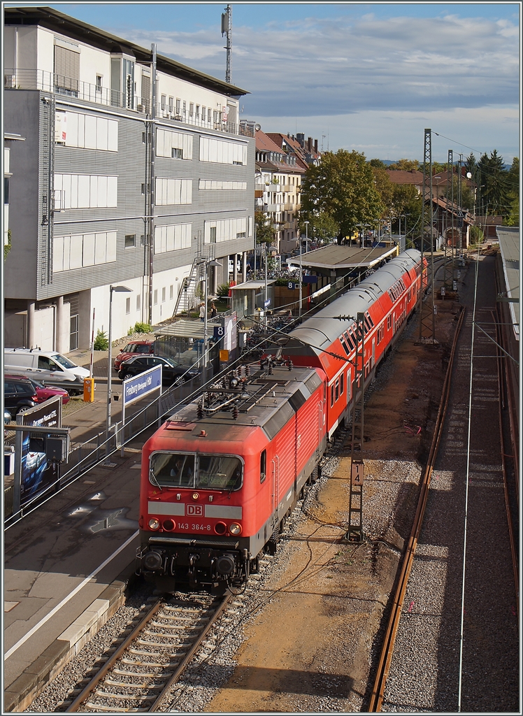 Im Südwesten bietet die  Dreiseenbahn  und Höllentalbhn auch heute noch ein  ostalgisches  Flaire.
Die DB 143 384-8 mit einer RB nach Seebruck wartet in Freiburg auf die Abfahrt.
14. Sept. 2015