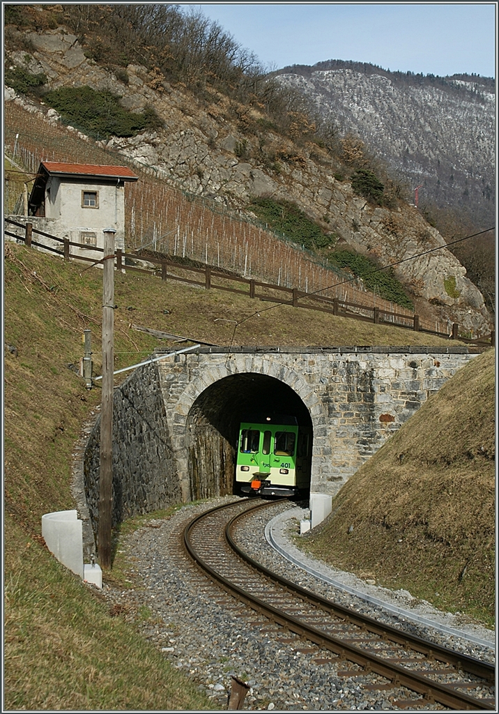 Im Tal hingegen ist der Schnee schon weg: Bei Verchiez kommt der ASD BDe 4/4 401 gerade aus dem kurzen Tunnel. 
25. Jan. 2014