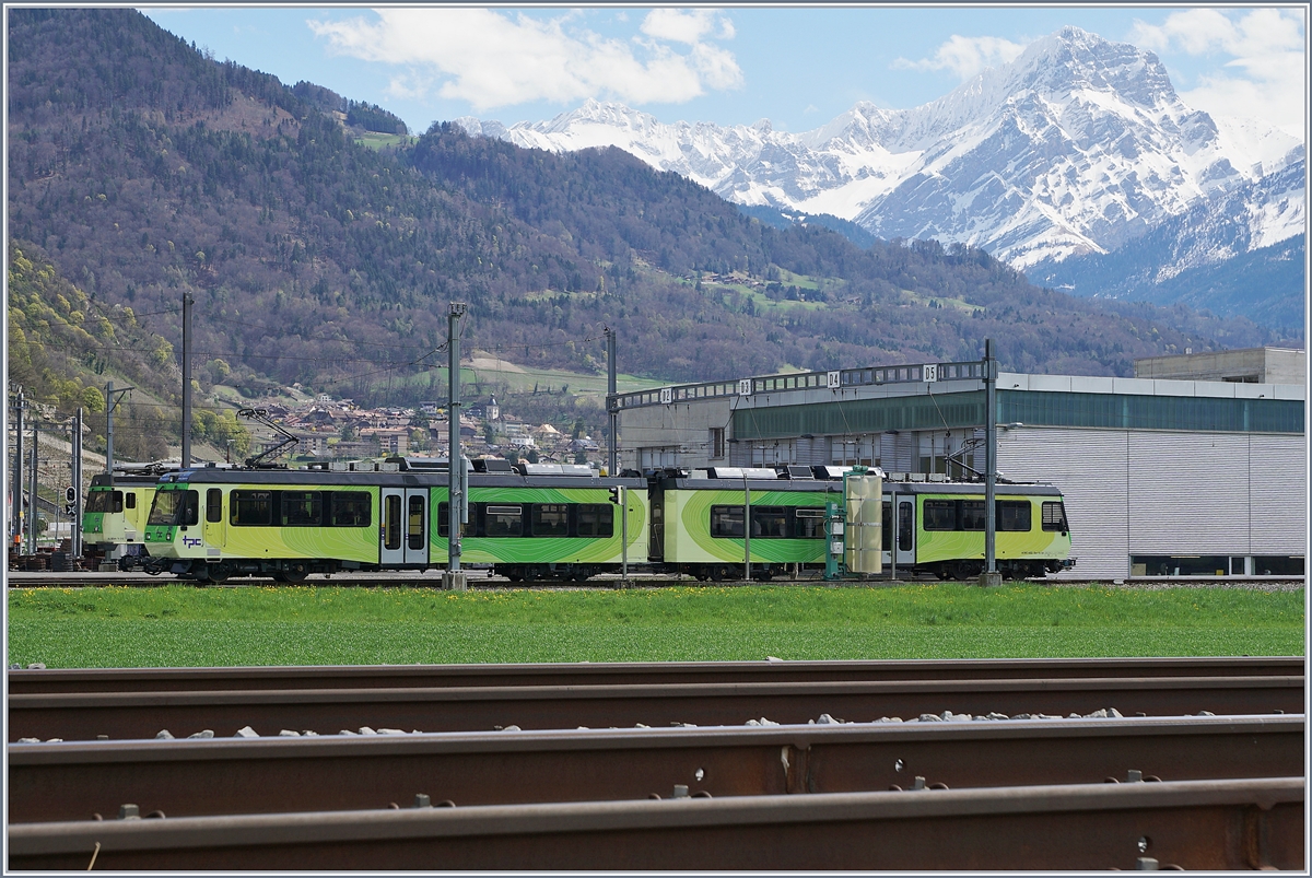 Im TPC Dépôt von Aigle steht ein TPC BDeh 4/8 der nach dem Umbau sowohl auf der AOMC sowie auf der ASD eingesetzt werden kann.
Im Vordergrund die Gleise der Simplon-Strecke Lausanne Brig. 

12. April 2018 