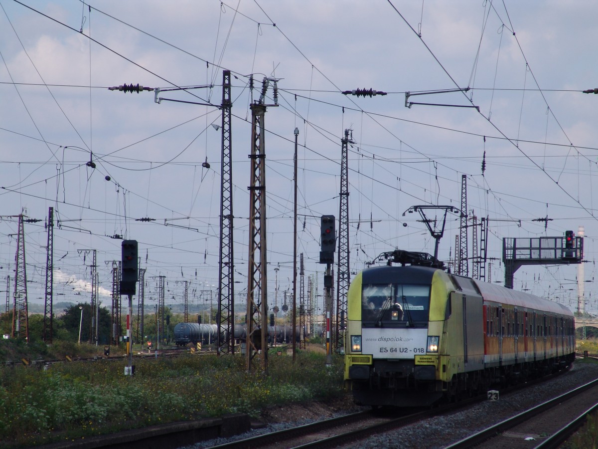 Im vergangenem Jahr 2013 war noch ES 64 U2-018 (182 518-2)in Gelb-Silberner Lackierung unterwegs.Nun trägt sie wie die meisten Loks der MRCE ihr schwarzes Kleid. Fotografiert am 16.10.2013 in Großkorbetha.