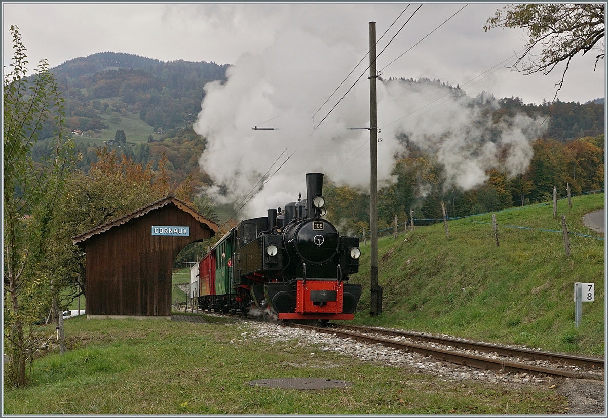 Im wahrsten Sinne des Wortes  mit Volldampf  zieht die Blonay-Chamby G 2x 2/2 102 bei Cornaux ihren Zug die Steigu8eng in Richtung Chamby hoch. 

18. Okt. 2020