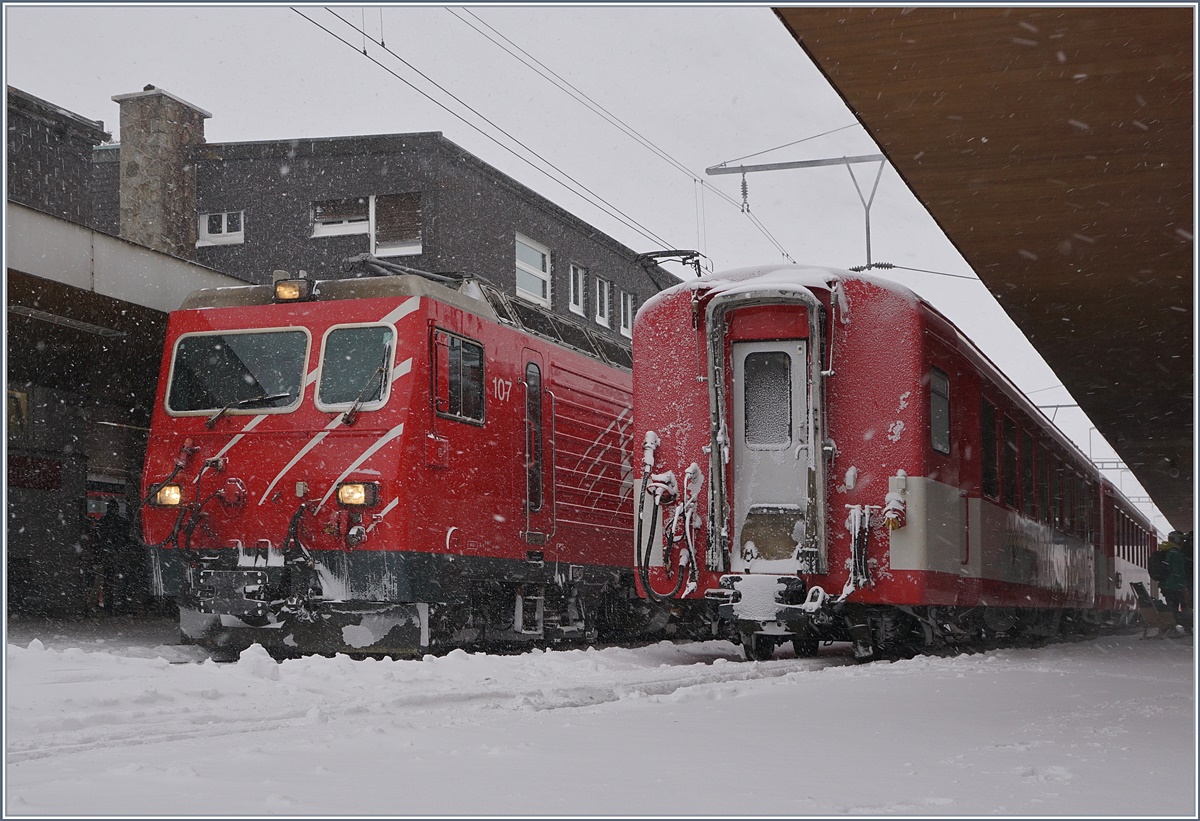 Im Winter werden die Regionalzüge Andermatt - Disents aus Sicherheitsgrunden (Schneeverwehungen/Lawinen) mit HGe 4/4II statt Pendelzügen geführt. Und somit ergibt sich in Andermatt immer interessantes Manöver beim bereitstellen des Zug. Auf Gleis 1 warte der abgehende Zug, auf Gleis 2 ist der Gegenzug bereits eingetroffen. 
5. Jan 2017