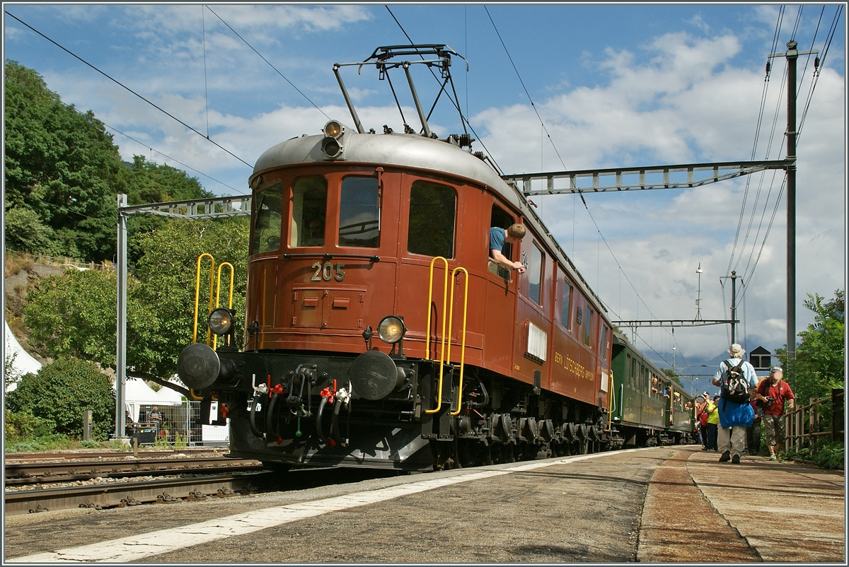 Immer wieder faszinierend schn: Die BLS Ae 6/8 205, hier beim Halt in Ausserberg.
(100 Jare BLS)
7. Sept. 2013