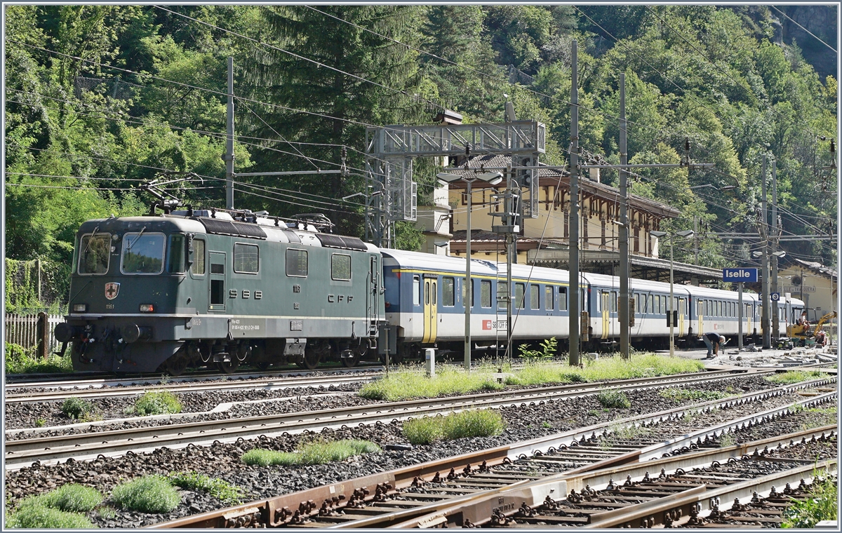 Immerhin, die  grosse  Kamera konnte ich zumindest für den einfahrenden IR 3219 von Brig bei der Einfahrt in Iselle nutzen. 

Die SBB Re 4/4 II 11161 führte folgende Reisewagen nach Iselle: A 50 85 18 35 028-1, B 5085 20 35 265-1, B 50 85 20 316-2 und dem BDt 50 85 82 33 923-2.

Interessanterweise verkehrt der Zug als IR, wird aber in Iselle als  treno locale  angekündigt. 

19. August 2020