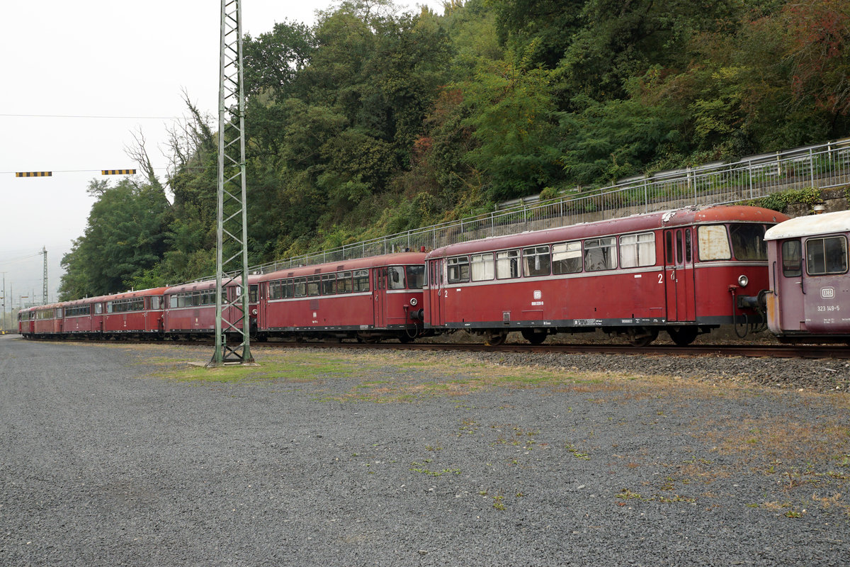 Impressionen der Kasbachtalbahn vom 24. September 2017.
Von der damaligen Bahnstrecke Linz - Neustad wird seit dem Jahre 1999 nur noch der Streckenabschnitt Linz - Kalenborn an Wochenenden mit Schienenbussen der Reihe VT 798 bedient.
Schienenbus Kolonne in Linz.
Foto: Walter Ruetsch