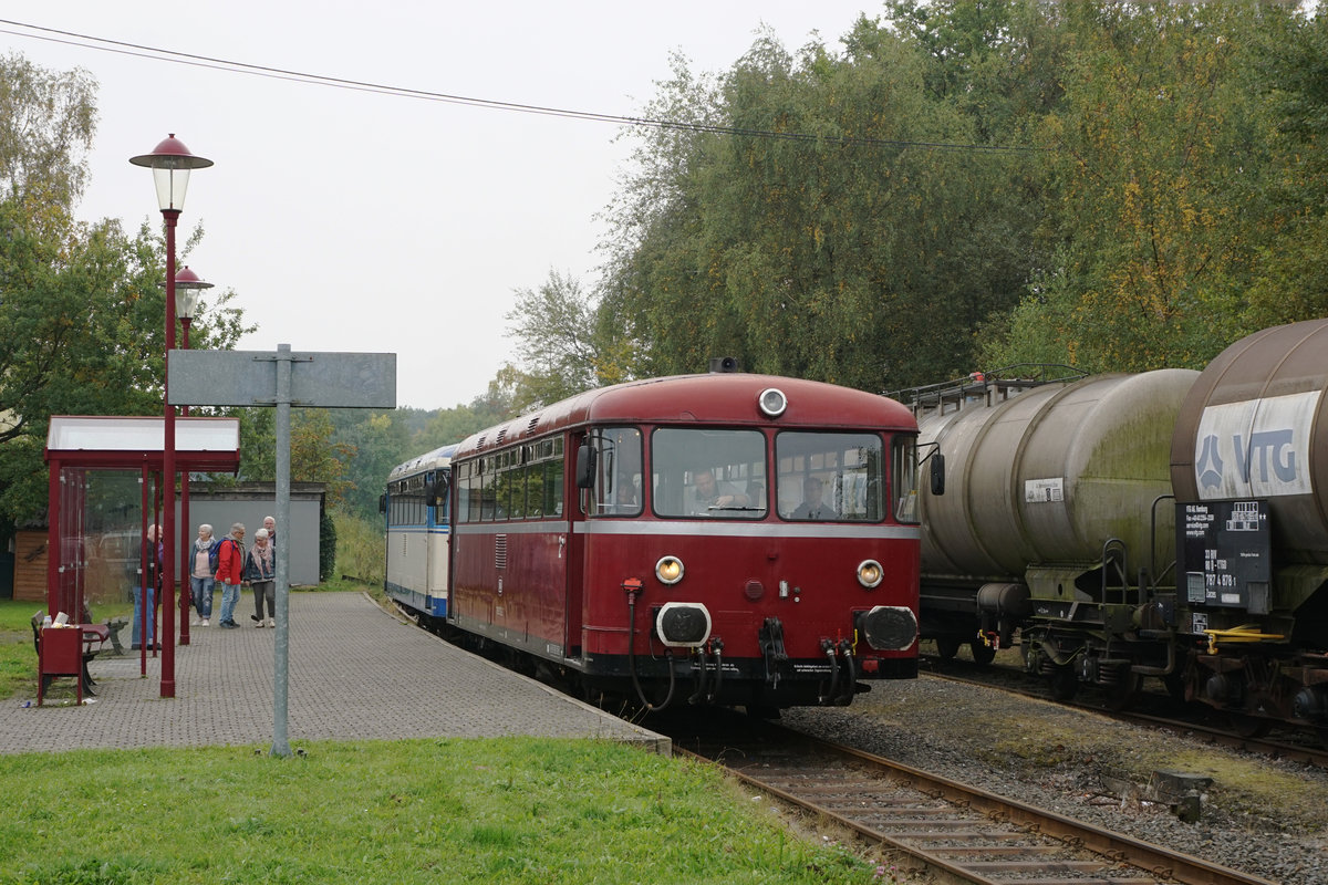 Impressionen der Kasbachtalbahn vom 24. September 2017.
Von der damaligen Bahnstrecke Linz - Neustad wird seit dem Jahre 1999 nur noch der Streckenabschnitt Linz - Kalenborn an Wochenenden mit Schienenbussen der Reihe VT 798 bedient.
In Kalenborn auf dier Abfahrt nach Linz wartend.
Foto: Walter Ruetsch