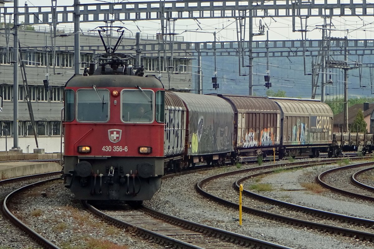 In aller Rühe durchfahrt am 25 Mai 2019 SBB 430 356 mit deren Guterzug Brugg AG.