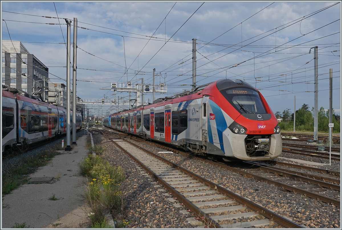In Annemasse erreichen die SNCF Coradia Polyvalent régional tricourant Z 31501 und der Z 31 539 nach Evian den Bahnhof. 

28. Juni 2021