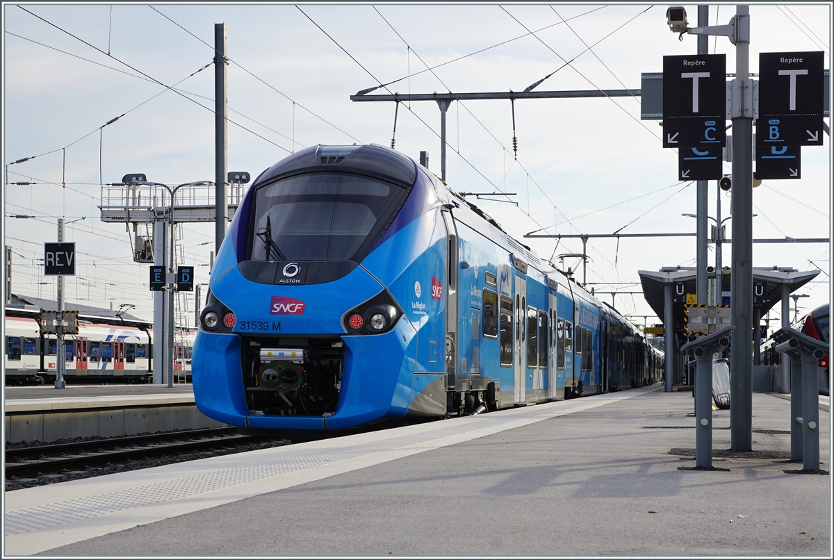 In Annemasse warten der SNCF Coradia Polyvalent régional tricourant Z 31 539 nach Evian als Léman Express auf die Abfahrt.

28. Juni 2021