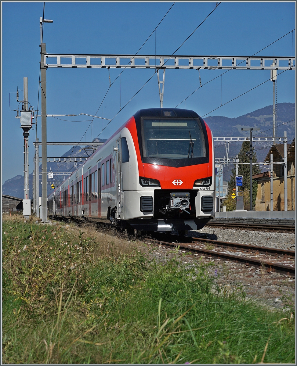 In Bex steht der neue RegionAlps RABe 533 703. Dahinter der SBB RABe 531 002. Ab dem Fahrplanwechsel 2025/2026 sollen die neuen Triebwagenzüge bei der TMR die älteren NINA und DOMONO Züge ablösen und ergänzen. 

30. Oktober 2024 