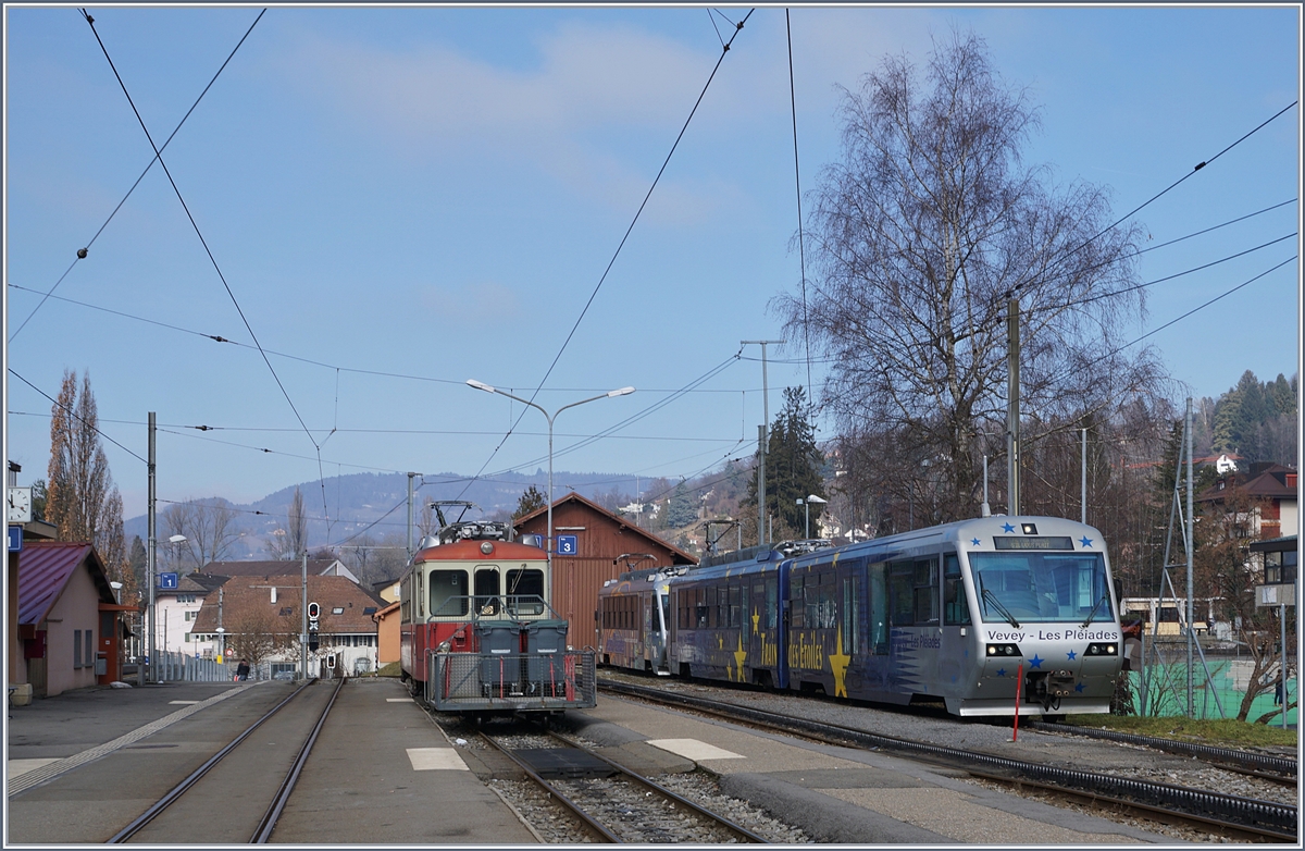 In Blonay ist rechts im Bild der CEV MVR Be 2/4 72 mit Bt  Train des Etoile  abgestellt, während auf Gleis 2 ein BDeh 2/4 mit Vorstellwagen auf die Abfahrt zum Les Pléiades wartet. 

13. Feb. 2017