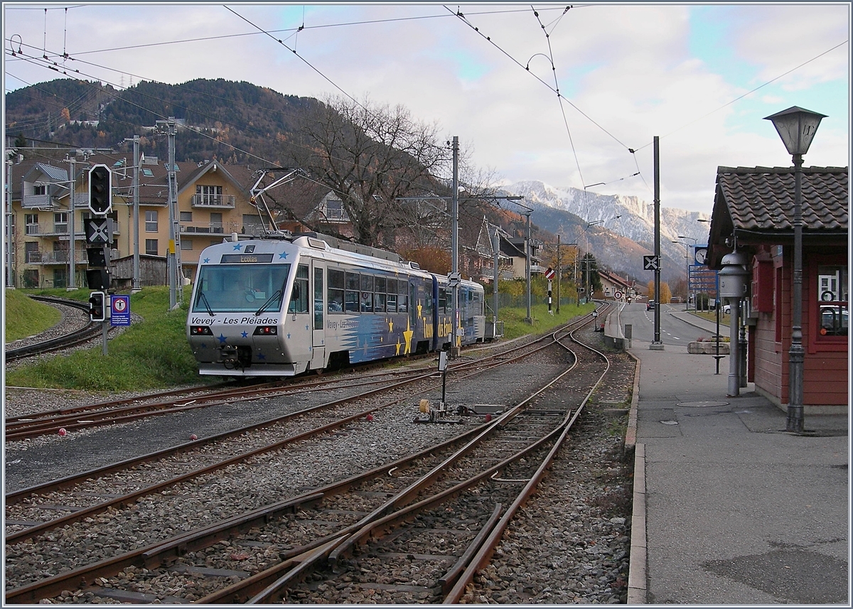 In Blonay wartet der CEV Beh 2/4 71 mit Bt auf einen neune Einsatz als Schlerzug. 
26. Nov. 2017