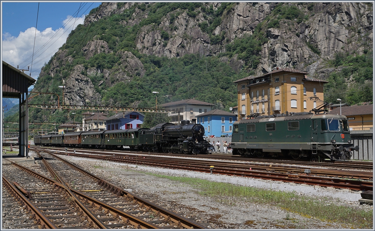 In Bodio erhält der Dampfzug für die Weiterfahrt nach Bellinzona ein ETCS- Packet  in Form der SBB RE 4/4 II 11161. Obwohl die Re 4/4 II eigentlich nicht massig wirken, zeigt sich im Verglich die  grosse  C 5/6  Elefant  bemerkenswert zierlich.

28. Juli 2016