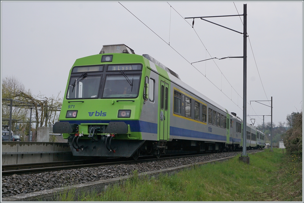 In Büren an der Aare wartet ein Regionalzug auf die Rückfahrt nach Lyss.

18. April 2021