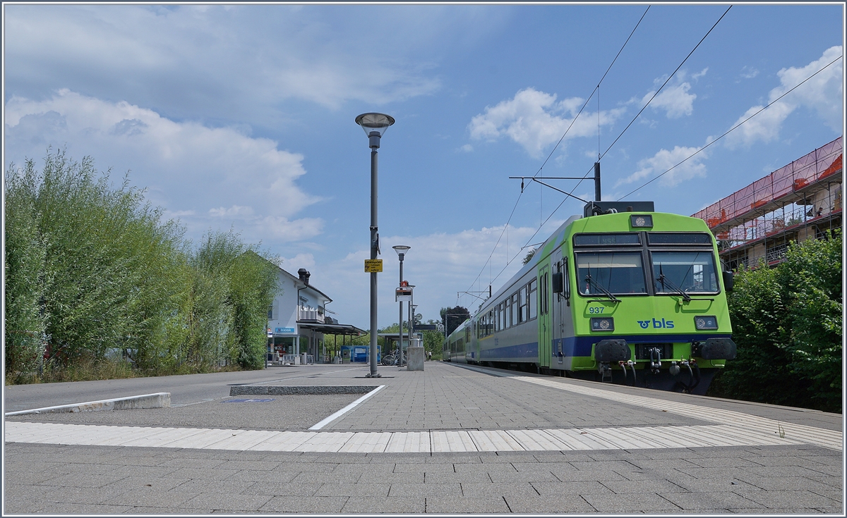 In Büren an der Aare wartet ein Regionalzug auf die Rückfahrt nach Lyss. 

22. Juli 2020