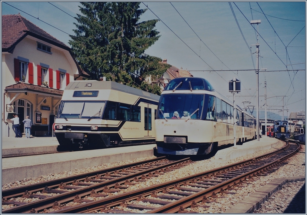 In Chernex steht ein MVR (CEV) GTW Be 2/6 nach Montreux und auf Gleis zwei der MOB Crystal Panoramic Express in Richtung Zweisimmen. 

Juni 1999
