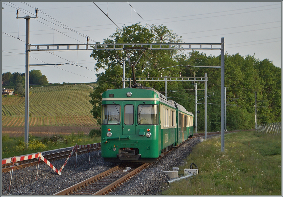In Chigny wird zur Zeit die  Haltestelle  zu einem  Bahnhof  ausgebaut, um küftig das Angebot zu verdichten, befindet sich doch z.Z die nächste Kreuzungsmöglichkedit entweder in Morges oder in Le Marais.
Zu sehen ist hier der Be 4/4 12 der den Zug 104 von Morges nach Biere schiebt.
12. Mai 2015