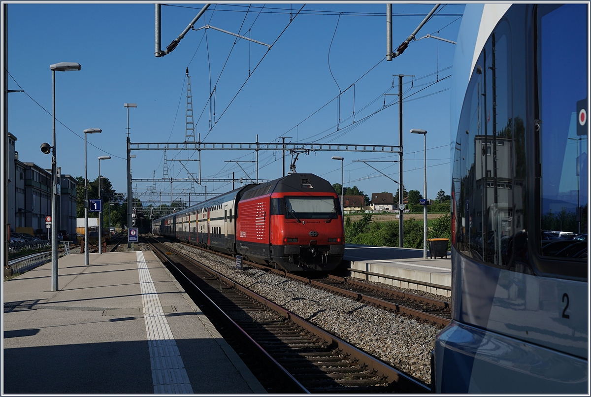 In Coppet endet der Regionalverkehr aus Genève doch bestehen mit den RE von und nach Vevey (im Sommerfahrplan 2018 sogar bis Fribourg) ausgezeichnete Anschlüsse zur Weiterfahrt. Das
Bild zeigt einen Durchfahrenden IR/IC der hier keine Halt einlegt.

19. Juni 2018