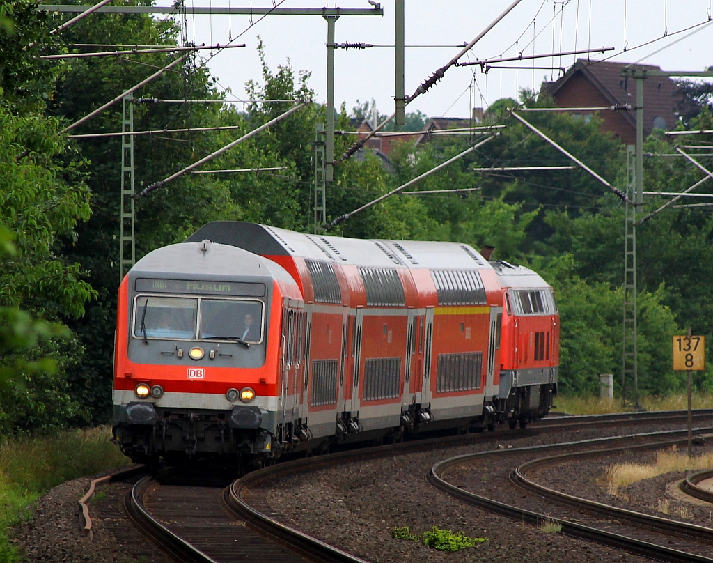 In diesem Jahr werden zur Kieler Woche keine 628er in Dreifachtraktion eingesetzt, dafür kommen solche Garnituren wie diese hier, n-Steuerwagen plus 3 Dostos plus der 218 339-0 die mit frischer HU(REV/HBX/15.03.13)und sehr leise die RB nach Husum schiebt. Schleswig 22.06.2013