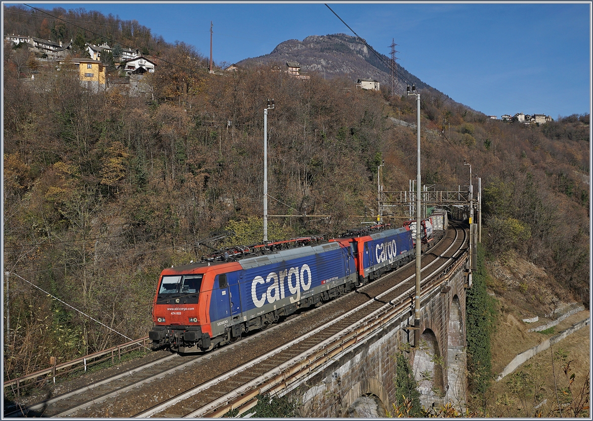 In Domodossola öfters zu sehen, doch auf der Simplonstrecke kaum sind die SBB Re 474, die nun dank der baubedingten Luino-Streckensperre für kurze Zeit zusätzliche Abwechslung auf der Simplon Achse bringen: Re 474 003 (UIC 91 85 4 474 003-1) und eine weitere auf der Fahrt Richtung Domodossola bei Kilometer 4.1 kurz vor Preglia. 
21. Nov. 2017