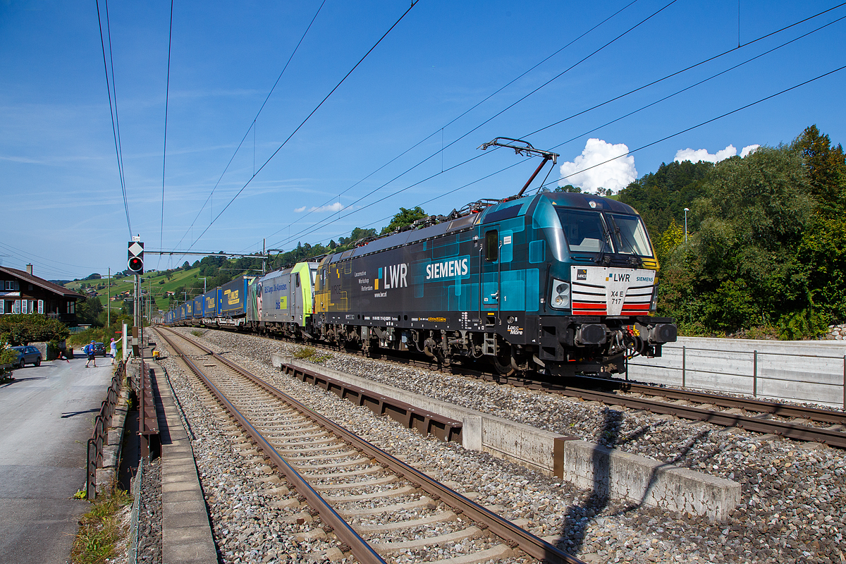 In Doppeltraktion fahren am 08.09.2021 die an die BLS Cargo vermietete  X4E 717 / 193 717-6 (91 80 6193 717-6 D-DISPO) mit Werbung  LWR - Locomotive Workshop Rotterdam , eine Siemens Vectron MS Dispolok der MRCE und die BLS Cargo 504 bzw. Re 486 504 ( 91 85 4486 504-4 CH-BLSC), eine TRAXX F140 MS, mit einem KLV-Zug durch Mülenen in Richtung Lötschberg-Basistunnel bzw. Simplon.