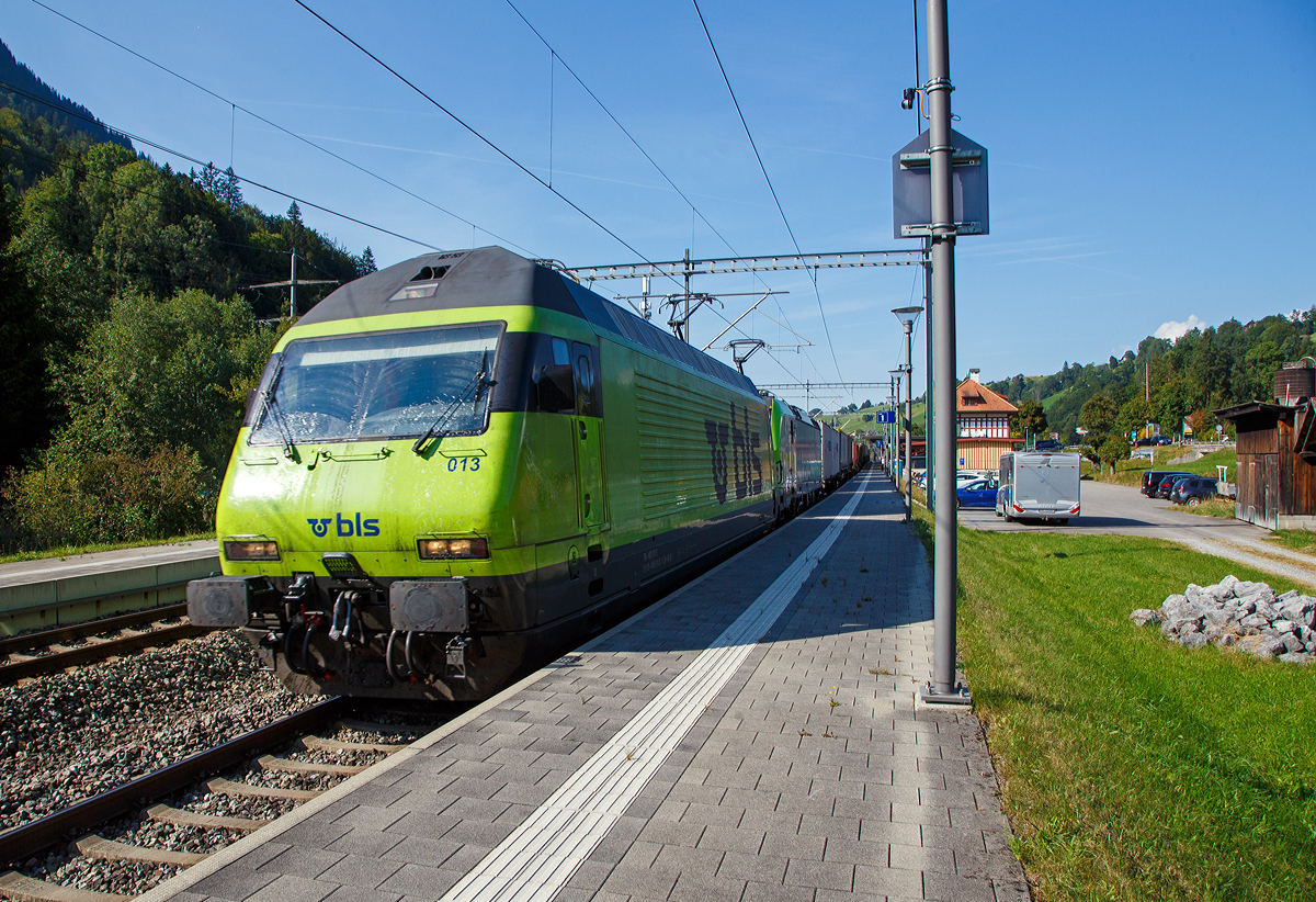 In Doppeltraktion fahren die BLS Re 465 013-1 „Stockhorn“ (91 85 4465 013-1 CH-BLS) und eine unbekannte BLS Cargo Re 475 (Siemens Vectron MS) am 08.09.2021 mit einem KLV-Zug durch Mülenen in Richtung Lötschberg-Basistunnel bzw. Simplon. 

BLS Re 465 kommt aus dem neuen Refitprogramm und ist fit für die nächsten 20 Jahre. Die 18 BLS-Lokomotiven des Typs Re 465 werden bis Mitte 2022 modernisiert und erhalten einen neuen Look. Um im Güterverkehr Einsätze mit Vectron- und Traxx-Lokomotiven zu ermöglichen, wurden entsprechende Vielfachsteuersysteme eingebaut. Weiter wurde  für die Traktion der Autotunnel- und der zukünftigen Goldenpass-Züge ein Ethernet Train Backbone implementiert. Schließlich erfolgte eine Kastensanierung inklusive Neuanstrich. Die davor angebrachten Taufnamen werden nicht mehr verwendet.

Ich hatte mich gefragt, ist es eine Doppeltraktion oder ein Vorspannbetrieb, aber dann habe ich einen Bericht über das neue Refitprogramm der Re 465 gelesen. 