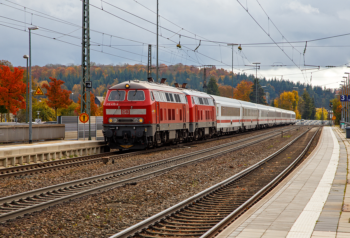 In Doppeltraktion fahren die DB 218 435-6 und die DB 218 483-6 mit dem IC 2012 „Allgäu“ (Oberstdorf - Kempten(Allgäu)Hbf - Stuttgart Hbf - Köln Hbf - Bochum Hbf) durch den Bahnhof Amstetten (Württ) in Richtung Stuttgart. Gleich geht es die berühmte Geislinger Steige hinab. Nach dem Kopfmachen im Hbf Stuttgart, werden dann die Dieselloks (V 164) abgehangen und eine 101er E-Lok übernimmt dann denn Zug.