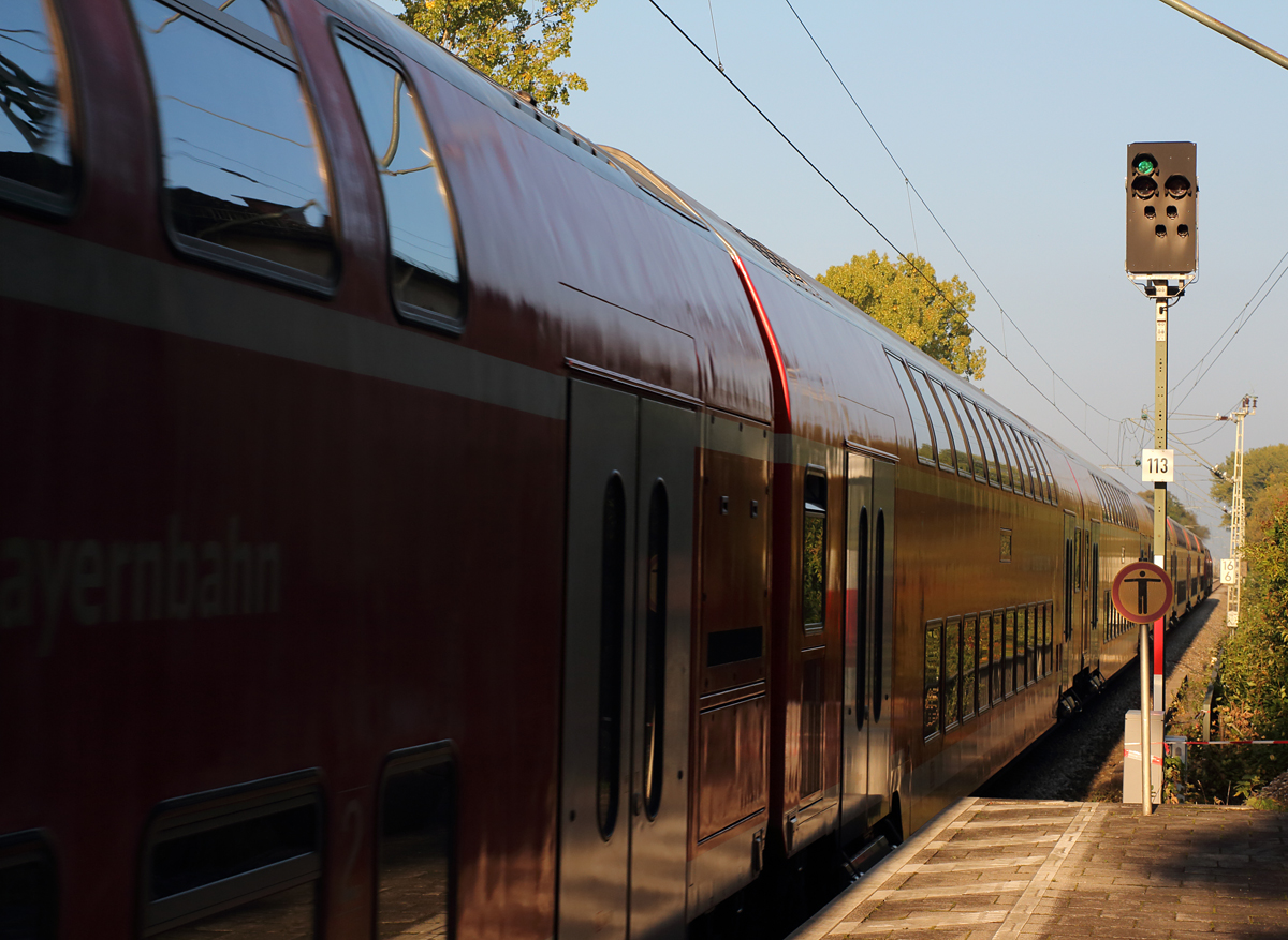 In Doppeltraktion verkehrt die BR 218 wochentags am frühen Abend mit einem Zug aus 9 Doppelstockwagen. Dieser wurde mal auf eine ganz andere Art bildlich festgehalten.
Poing am 02.10.14