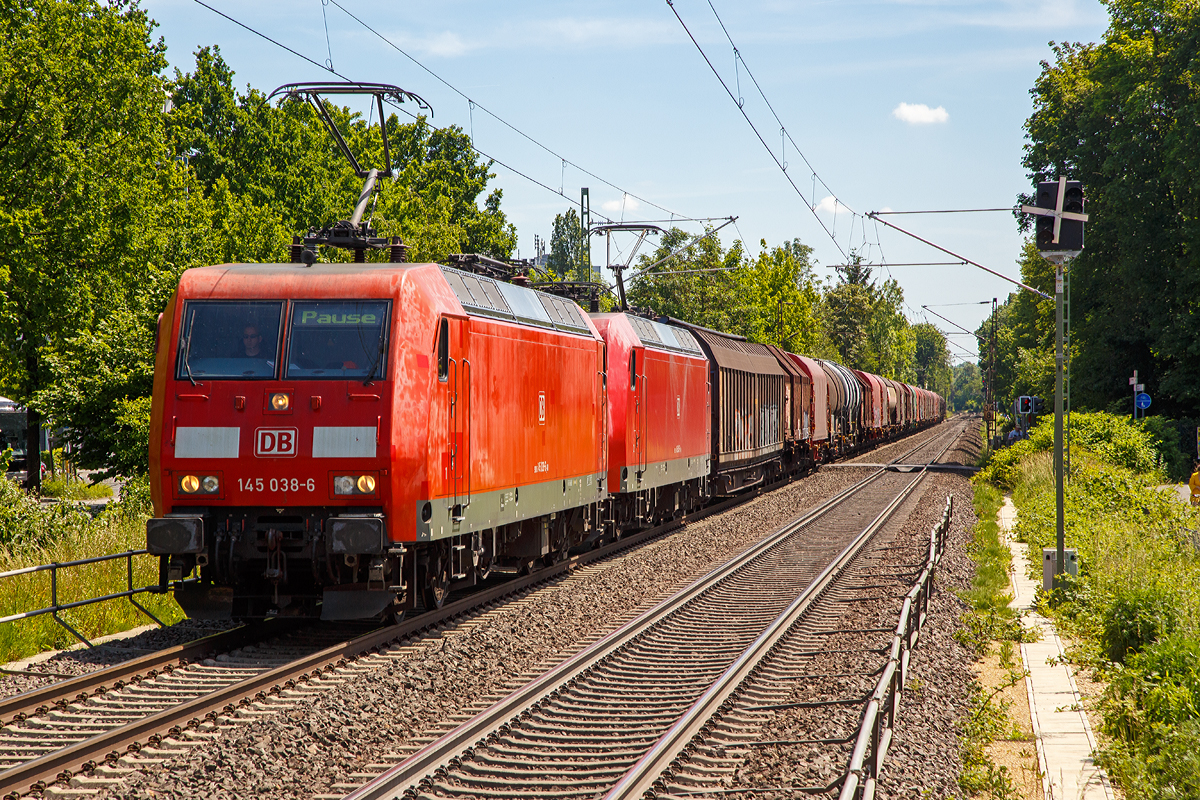 
In Doppeltraktion....
Die beiden DB Cargo 145 038-6 (91 80 6145 038-6 D-DB) 145 045-1 (91 80 6145 045-1 D-DB) fahren am 01.06.2019 mit einem gemischten Gterzug durch den Bahnhof Bonn UN Campus (in Bonn-Gronau) in Richtung Norden.

Beide TRAXX F140 AC besitzen ein Regio-Paket, bei der vorderen (der 145 038-6) kann man es deutlich an dem Zielanzeiger „PAUSE“ unschwer erkennen.  Beide Lok wurden 1999 von ADtranz (ABB Daimler-Benz Transportation GmbH) in Kassel gebaut, die 038-6 unter der Fabriknummer 33355 und die 045-1 unter der Fabriknummer 33363.

Ganz liebe Gre an den sehr freundlichen  Lokfhrer zurck, sein Handzeichen konnte ich leider erst am PC sehen. 
