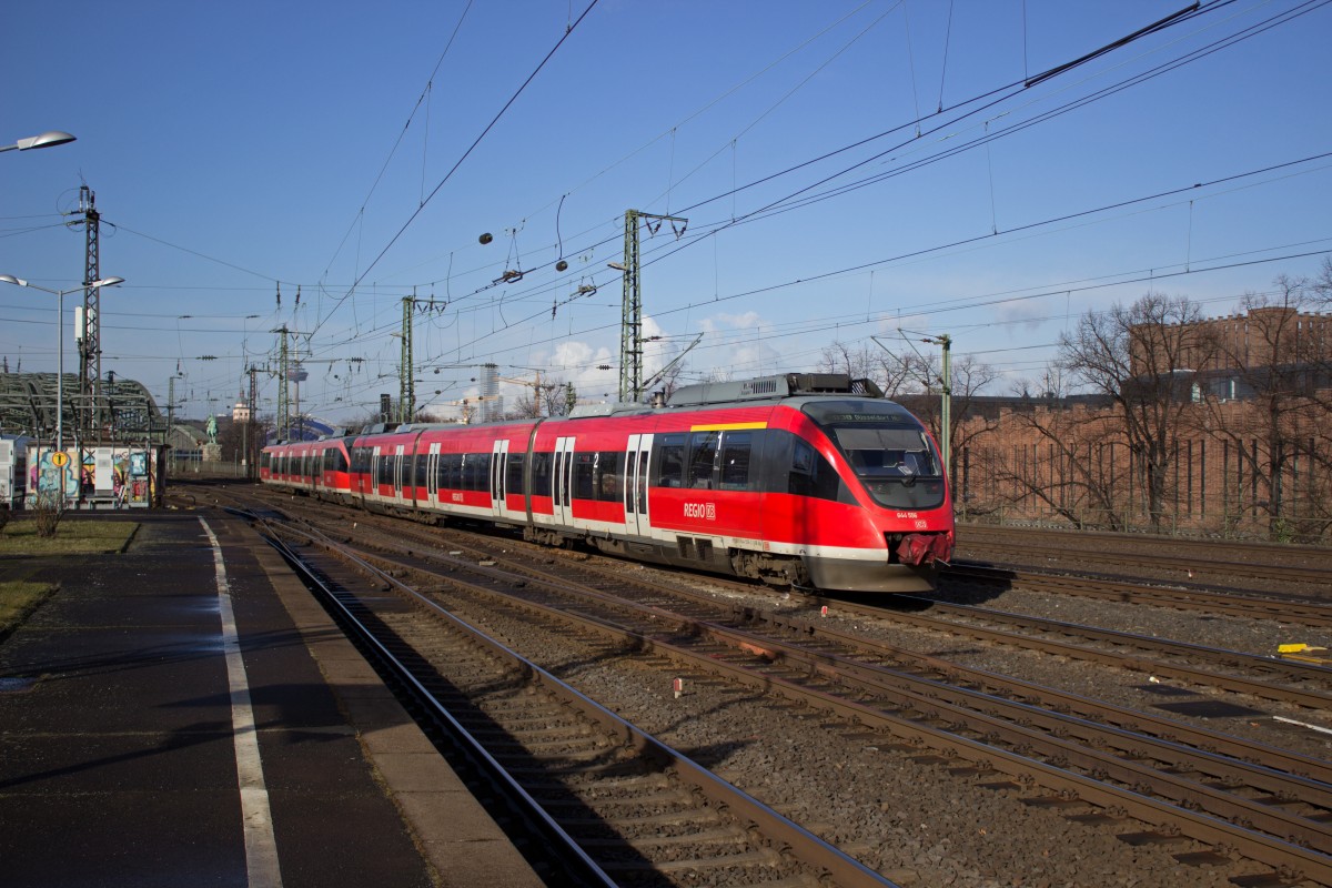 In der Eifel und dem Oberbergischen Land weitgehend von neuen LINT-Triebwagen abgelöst verkehren die Triebwagen der Baureihe 644 seit Dezember auf der RB 38 zwischen Köln und Düsseldorf. 644 030 und 056 haben ihre Reise in die nordrhein-westfälische Landeshauptstadt gerade begonnen.