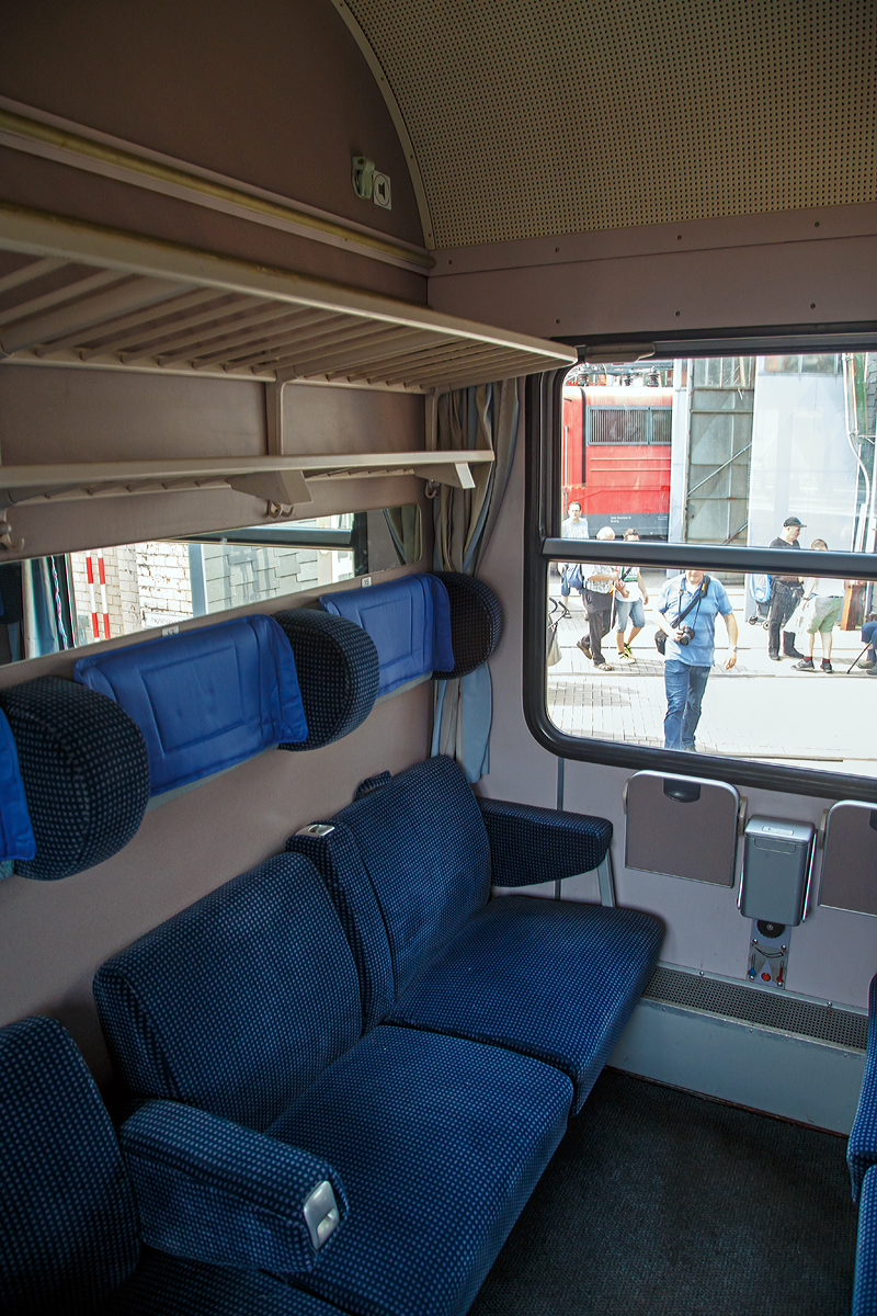 
In einem Abteil des 2.Klasse Intercity-Abteilwagen (UIC-X-Wagen) in ozeanblau-beige, D-DB 51 80 22-90 489-1, der Gattung/Bauart Bm235.0, vom DB Museum Koblenz zu Besuch am 26.08.2017 im Südwestfälischen Eisenbahnmuseums in Siegen.