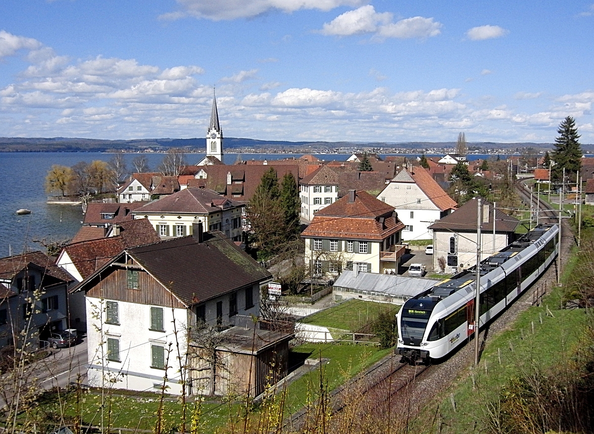 In einigen Bögen führt die Seelinie durch Berlingen hindurch. In Kürze wird die S 8 von Schaffhausen nach Rorschach den Bahnhof von Berlingen erreichen (13.04.2013).