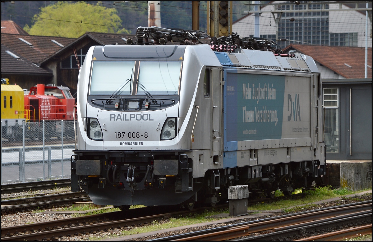 In Erstfeld steht 187 008-8 der Railpool, bereit für Gottharddienste. April 2016.