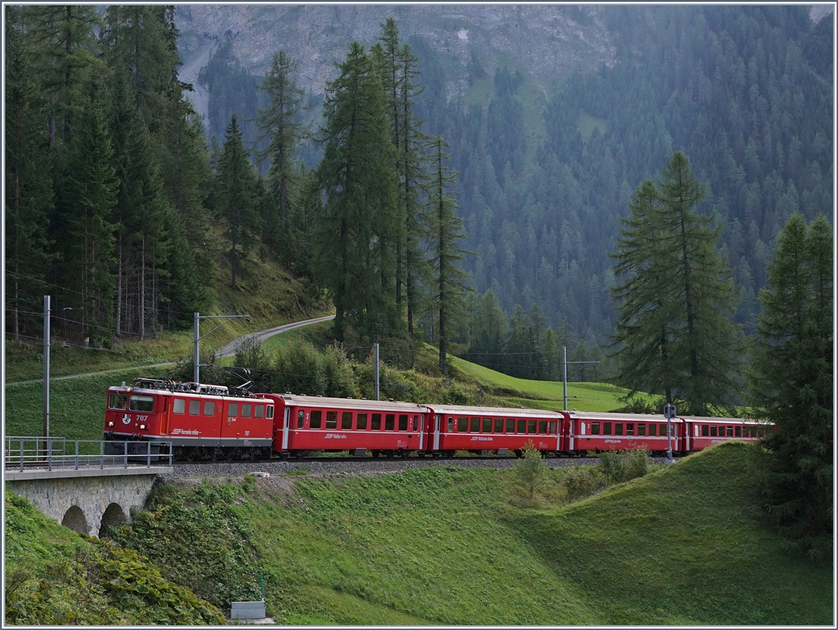 In der Gegenrichtung ist die RhB Ge 6/6 II 707 ebenfalls auf der mittleren Stufe oberhalb von Bergün/Bravuogn unterwegs.
14. Sept. 2016