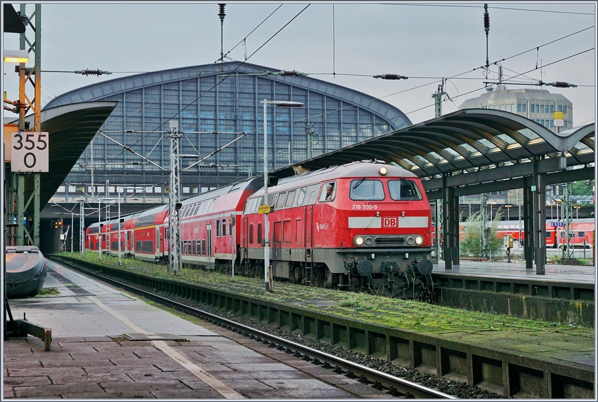 In Hamburg wartet die DB 218 330-9 mit ihrem RE auf die Abfahrt nach Puttgarten.
1. Okt. 2017 